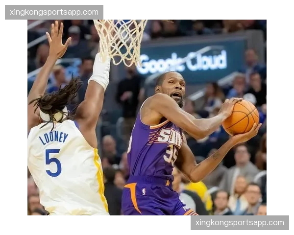 太阳锋线伤病潮导致阵容畸形 布克遭遇包夹后出球选择效率大幅降低