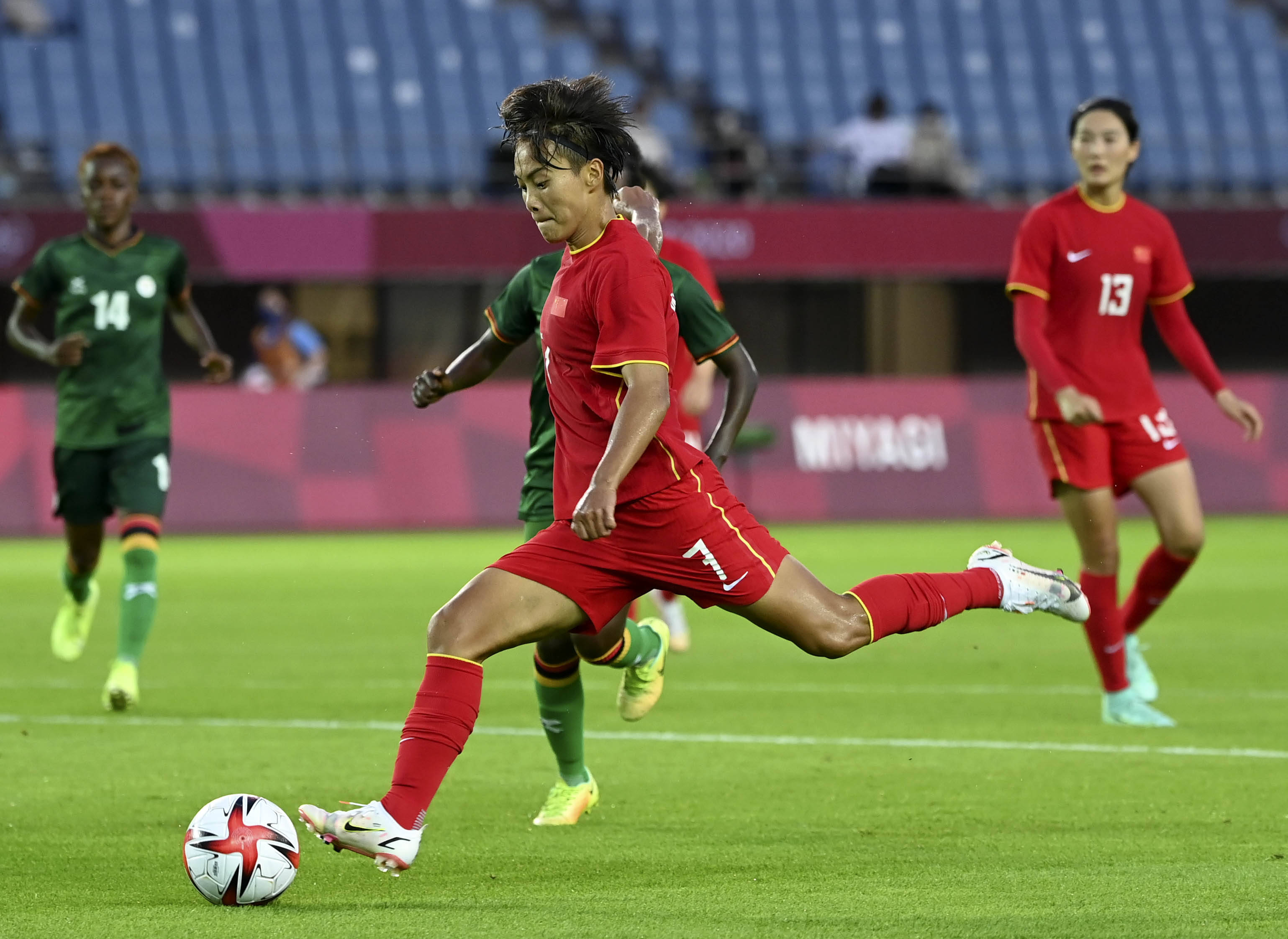 青年女子足球邀请赛：中国队奋起直追，争夺总冠军